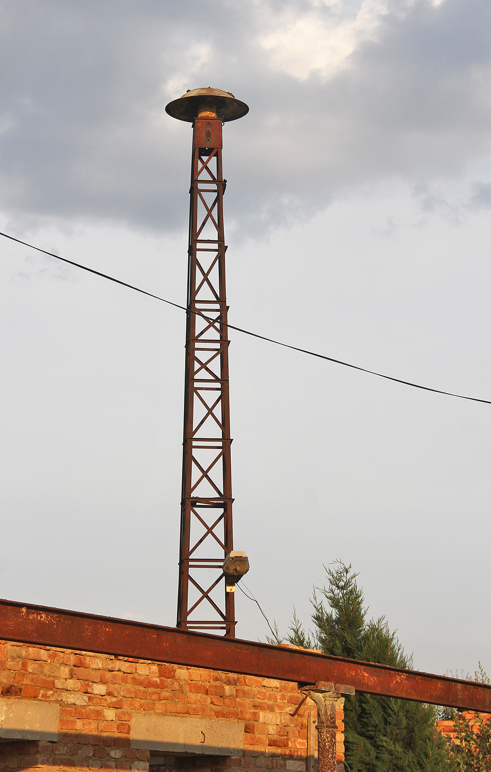 Účel sirény nad zemědělským statkem si jen domýšlíme.