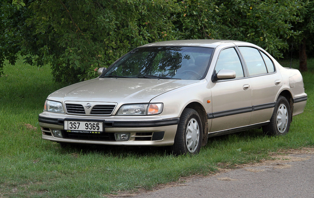 Ušlechtilý vůz Nissan Maxima se šestiválcovým motorem nás nakonec odvezl zpět do města. Příště ale zase raději vlakem.