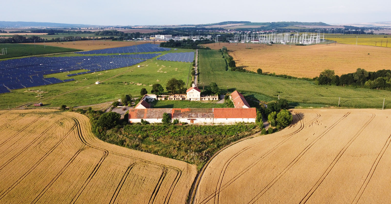 Od civilizace je Wladimirow odříznut ohromnou rozvodnou a nově také sluneční elektrárnou. To z něj činí vskutku ideální místo pro nějaký horror v britském stylu.