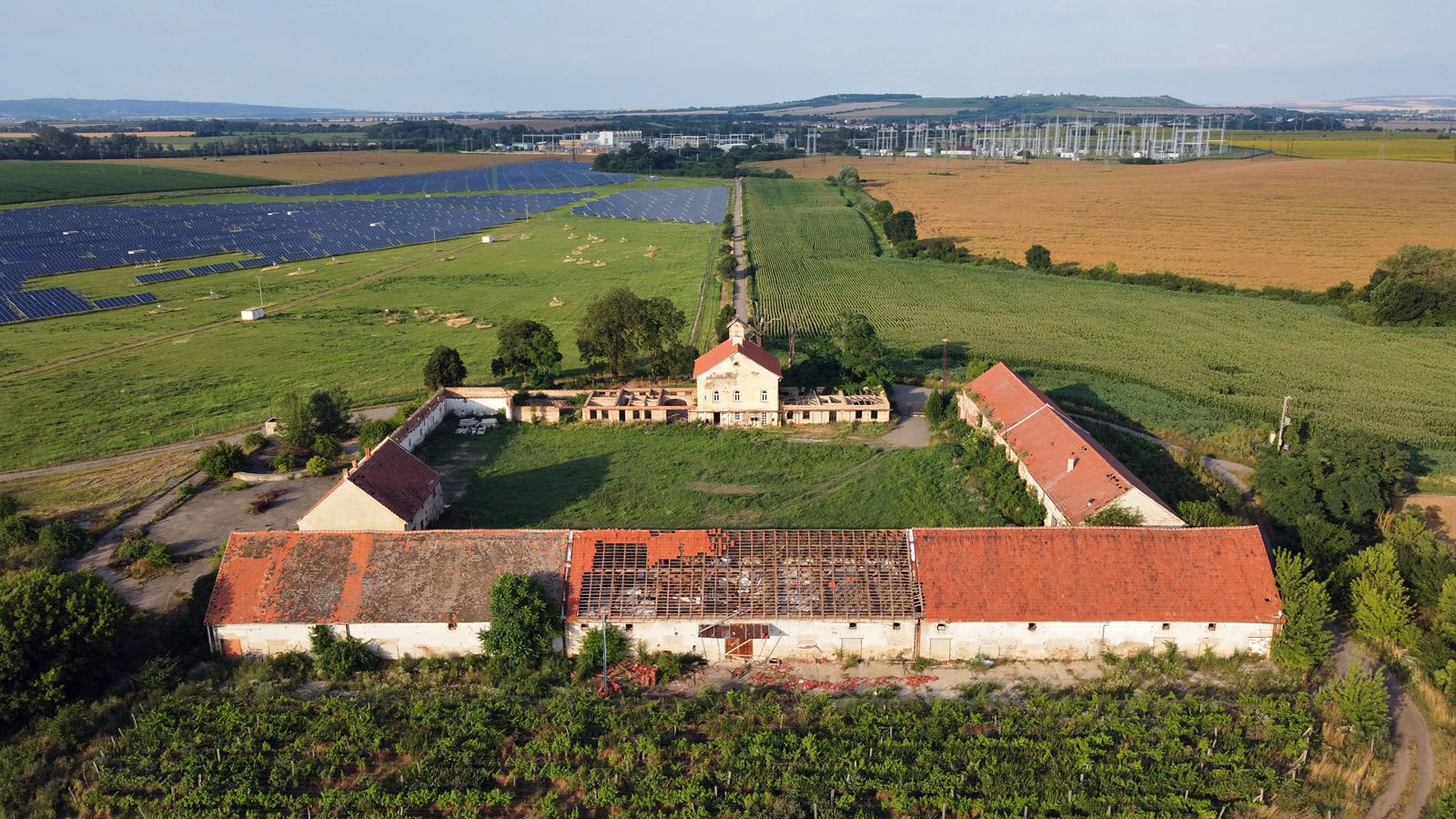 Čtvercovým půdorysem se podobá dalším statkům v úrodné a ploché krajině jihovýchodne od Brna. Narozdíl od Zeleňáku nebo Jaloviska sem však (pokud je mi známo) nikdy nevedla úzkokolejka pro odvoz zemědělských produktů.