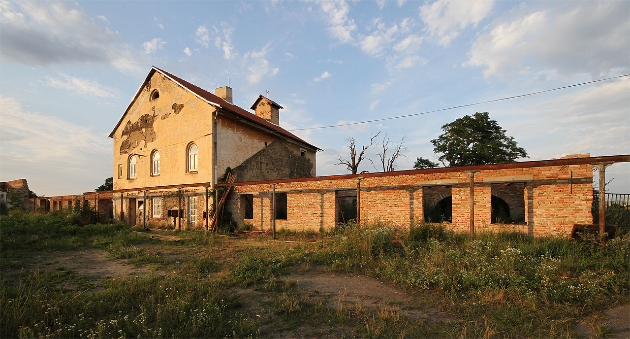 Už je tomu pár měsíců, co odsud lidé odešli a statek tak zeje prázdnotou. Nemá pořádný plot a dveře nejsou zamčené.<br>
Pozn. z budoucnosti: od roku 2022 je statek v rekonstrukci a využíván.