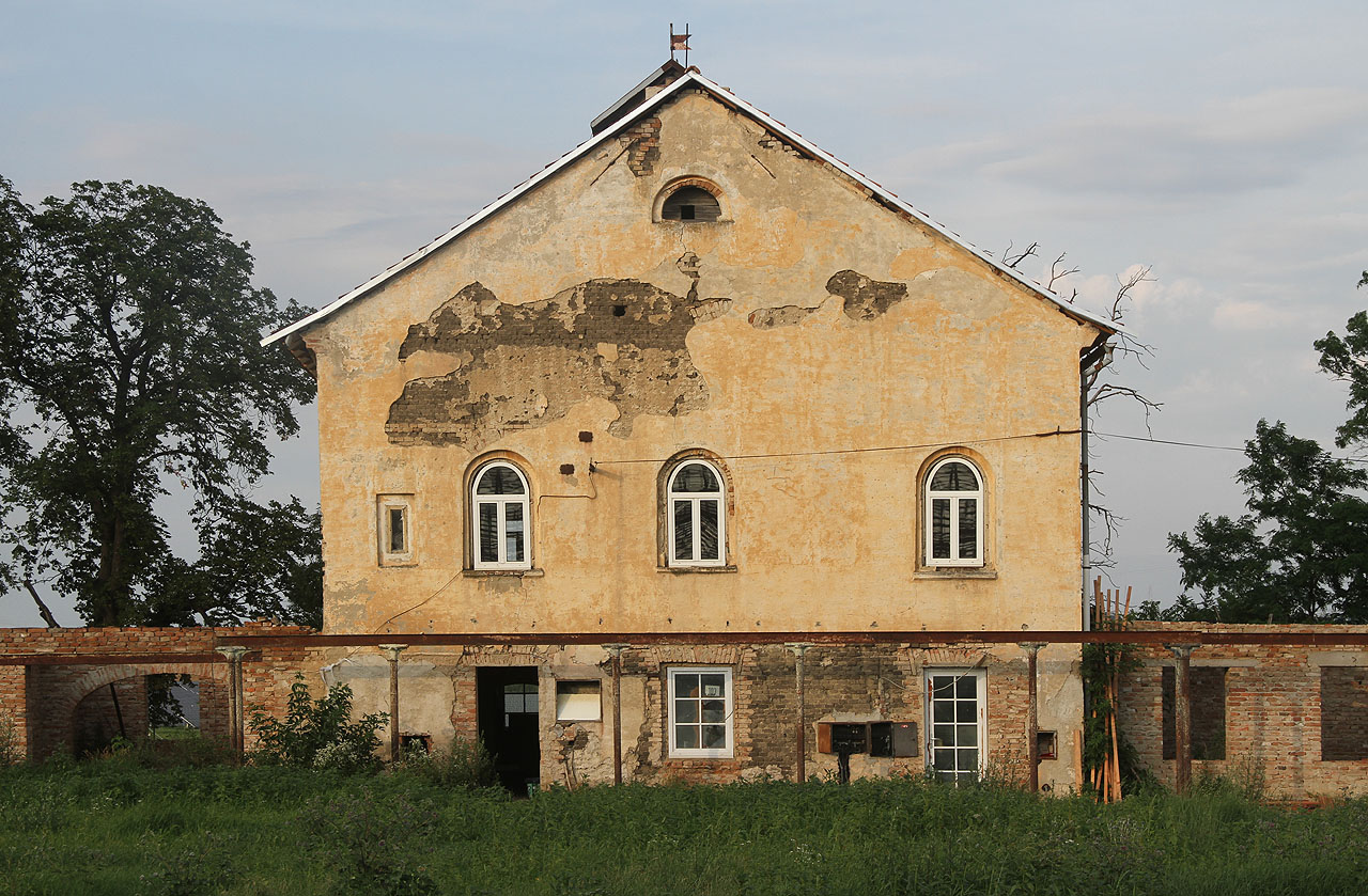 Zadní půčeli hlavní budovy. Mírně nám to tady připomíná nejstarší nádraží u nás na drahách z Břeclavi do Brna a do Přerova.