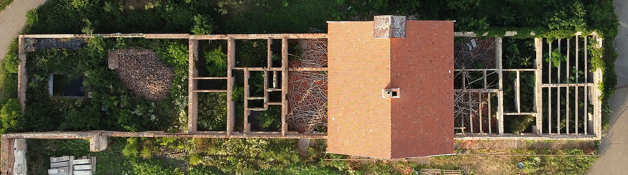 Pohled na hlavní budovu shora.