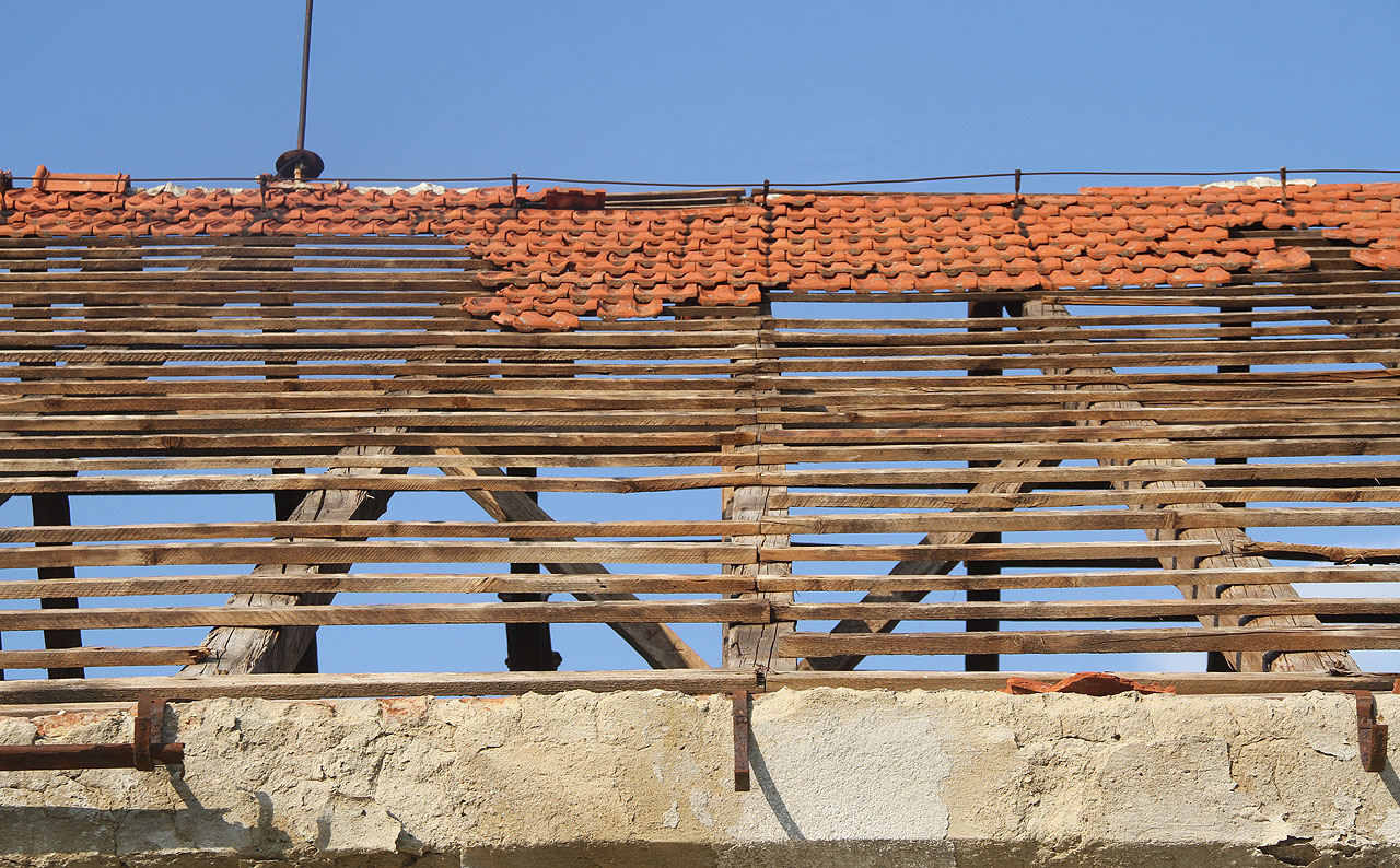 Tašky buď padají samy nebo je snad někdo zkouší i snášet. Možná čeká budovu demolice, možná rekonstrukce.