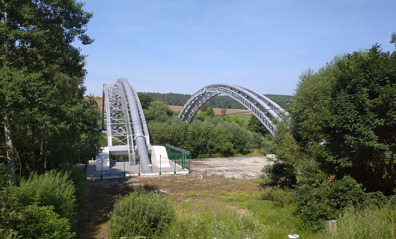 Na jižním okraji Týna nad Vltavou se nachází dvě městské části zvláštního názvu (jaký je snad možný jen v čechách): Hněvkovice na levém břehu Vltavy a naproti nim Hněvkovice na pravém břehu Vltavy. Pomiňme teď podivnou nepravidelnost, se kterou se píší s malými písmeny, přesto, že jde o části města. Navzájem jsou spojeny dvojicí plynovodních mostů Transgasu. Tady začala naše první cesta. Sem jsme dojeli z Brna v sobotu ráno, abychom se vydali podél podzemní roury plynovodu směrem k východu a každých pár set metrů odebrali vzorek půdy.