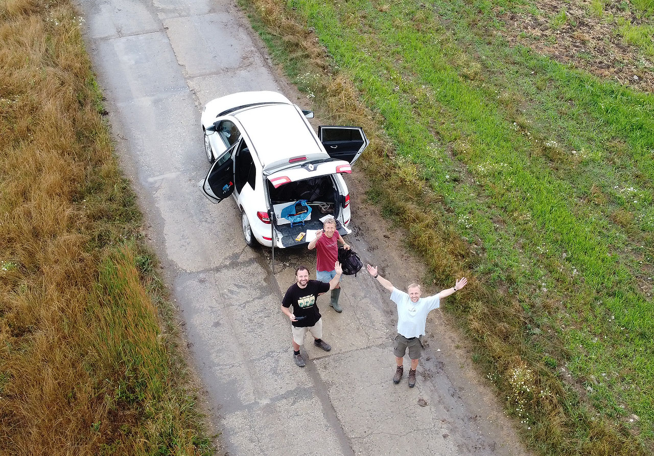 Jediná společná fotka v bažinaté zemi nikoho na břehu Moravy.