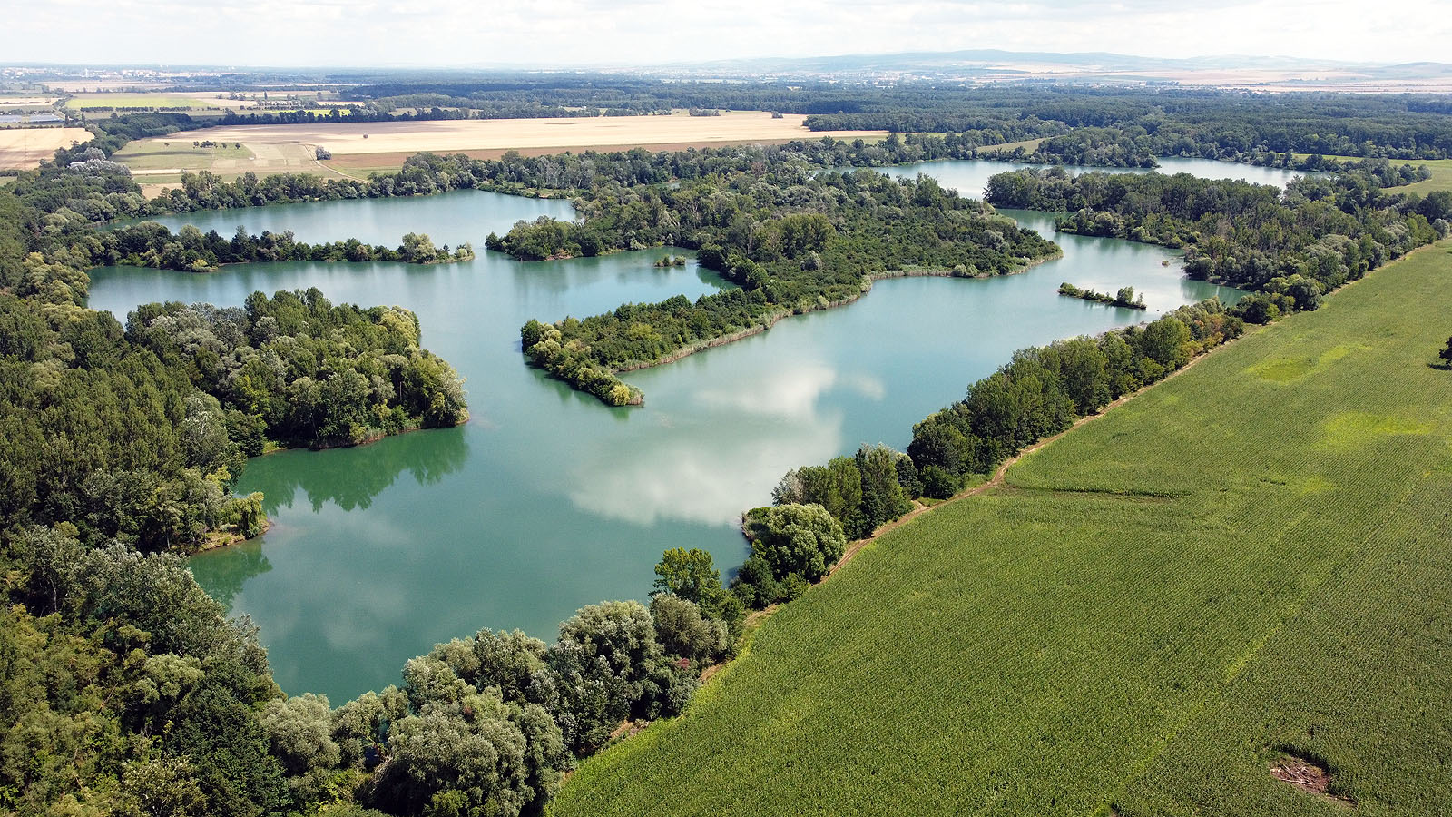 Poslední zastávkou během dvou plynovodních víkendů bylo naše koupání v proslulé štěrkovně za <a href="/Tema/Moravská Nová Ves">Moravskou Niovou Vsí</a>. Předtím jsme ale museli projet přes vesnici, na začátku léta ošklivě poničenou tornádem. Po relativně krátké době jsem mohl porovnat, jak zničená byla vesnice ve srovnání s <a href="/clanek/642">mojí první a doposud poslední návštěvou</a>. Pohled to byl děsivý, ale intenzita pomoci, se kterou jsme se vrhli do příspěvků i osobní pomoci byla okouzlující.