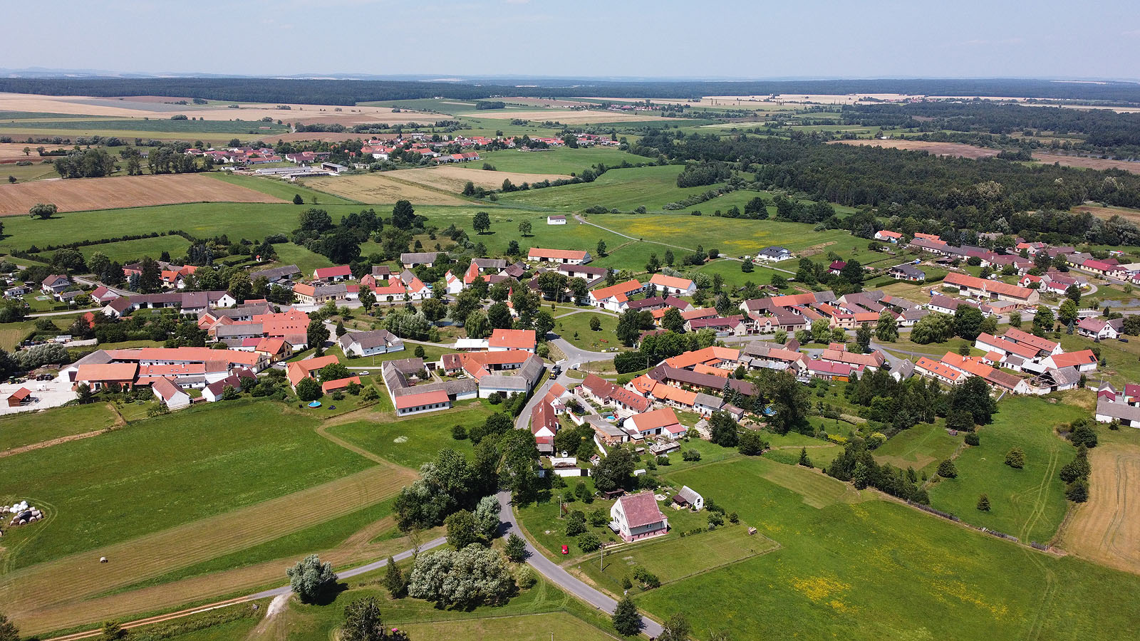 Sobotní oběd jsme zvládli z vlastních zásob na břehu rybníka na návsi v <a href="/tema/Mažice">Mažicích</a>, které jsou vesnickou památkovou rezervací. Našla se i chvilka na vzlétnutí s dronem.