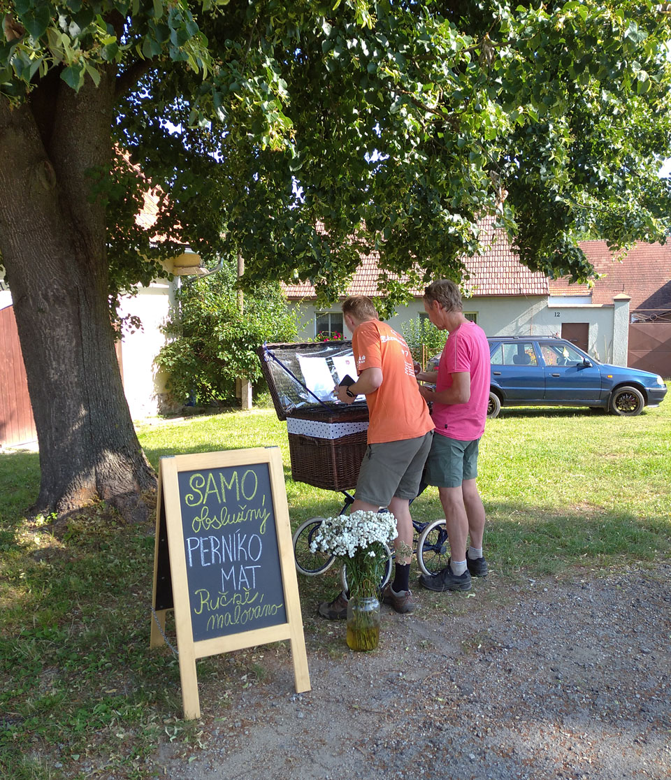 Jediný svého druhu je perníkomat v Samosolech, tedy části Kradašovy Řečice. Každý jsme svým drahým ženám koupili aspoň jeden perníček.