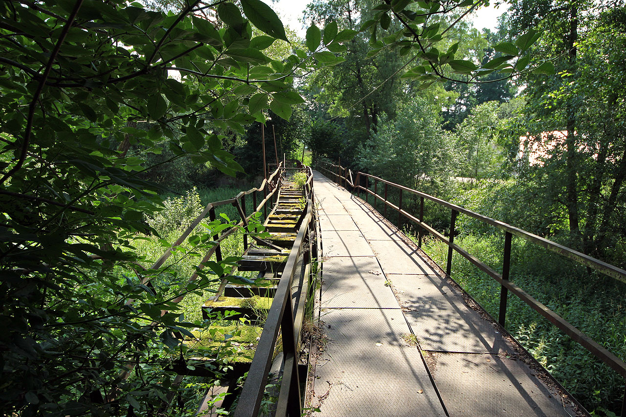 Projížděje kolem zajímavých míst, o kterých jsem četl, obvykle to nevydržím a vyžebrám si na řidiči nějakou nepracovní přestávku. Milan mně ochotně vyšel vstříc a tak jsem si tentokrát mohl v rychlosti projít pozůstatky raritní úzkokolejné vlečky o rozchodu 600 mm, která od nádraží v <a href="/Tema/Lovětín (žst)">Lovětíně</a> na úzkokolejce o širším rozchodu 760 mm klesala asi kilometr ke keramičce v údolí Kamenice. Tu překonávala po mostě na snímku.