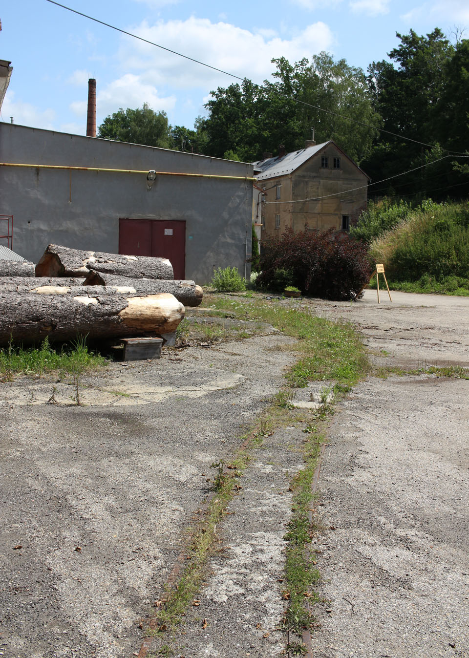 V areálu keramičky jsou dokonce dodnes zachované koleje. Dávno už se ale nepoužívají a o přežití bojuje i sama „širší“ úzkokolejka nahoře nad údolím.