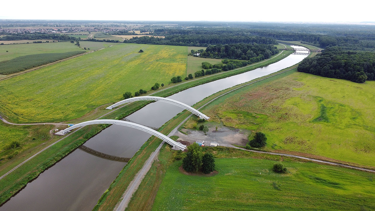 O týden později jsme vyrazili pro změnu na východ. Bodem, kde plynovod vstupuje na české území je tato dvojice mostů, podobná těm z Týna nad Vlatvou, nyní ovšem překlenující Moravu u Lanžhota.