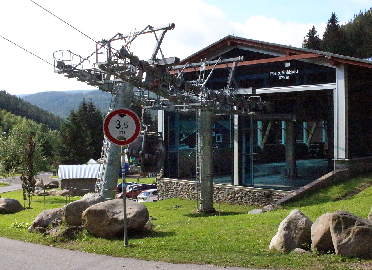 Vlak mě s Jitkou dovezl do <a href="/tema/Svoboda nd Úpou (žst)">Svobody nad Úpou</a>, odkud už dál koleje nevedou, ale čekala tam na nás Doubravka, která přijela z přibyslavic. Společně jsme tedy autobusem zamířili do Pece pod Sněžkou a vyděsili se nad obludností a počtem nechutných hotelů a apartmánových domů. Z ospalého horského městečka se od mé poslední návštěvy stalo panelákové sídliště. Okolo lanovky jsme prošli s pohrdáním.