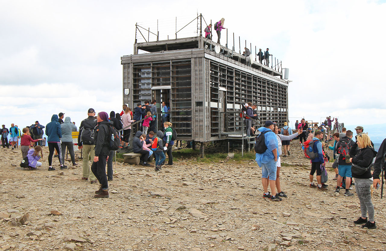 …Češi postavili v roce 2007 Poštovnu ve tvaru kontejneru ISO 1AA. Nezaslouží si snad ani označení  kontroverzní, protože má ten nejhloupější tvar prostého kvádru. Je prostě škaredá a bez nápadu.