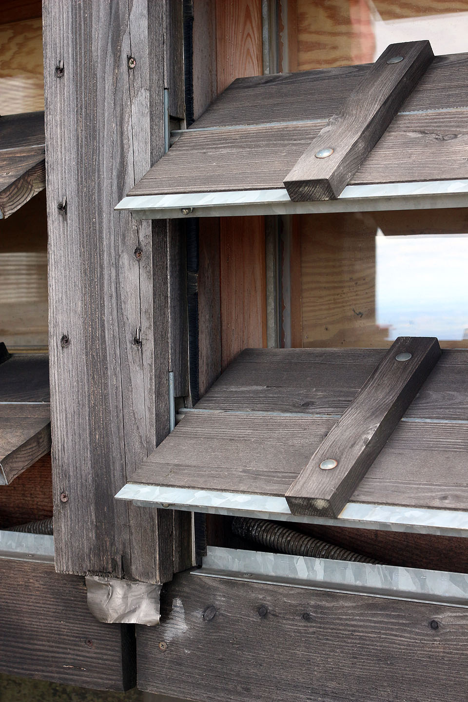 A díky mizernému provedení ji asi nečeká ani dlouhá budoucnost. Osobně tipuji, že o 33 let starší ufo ji s přehledem přežije.