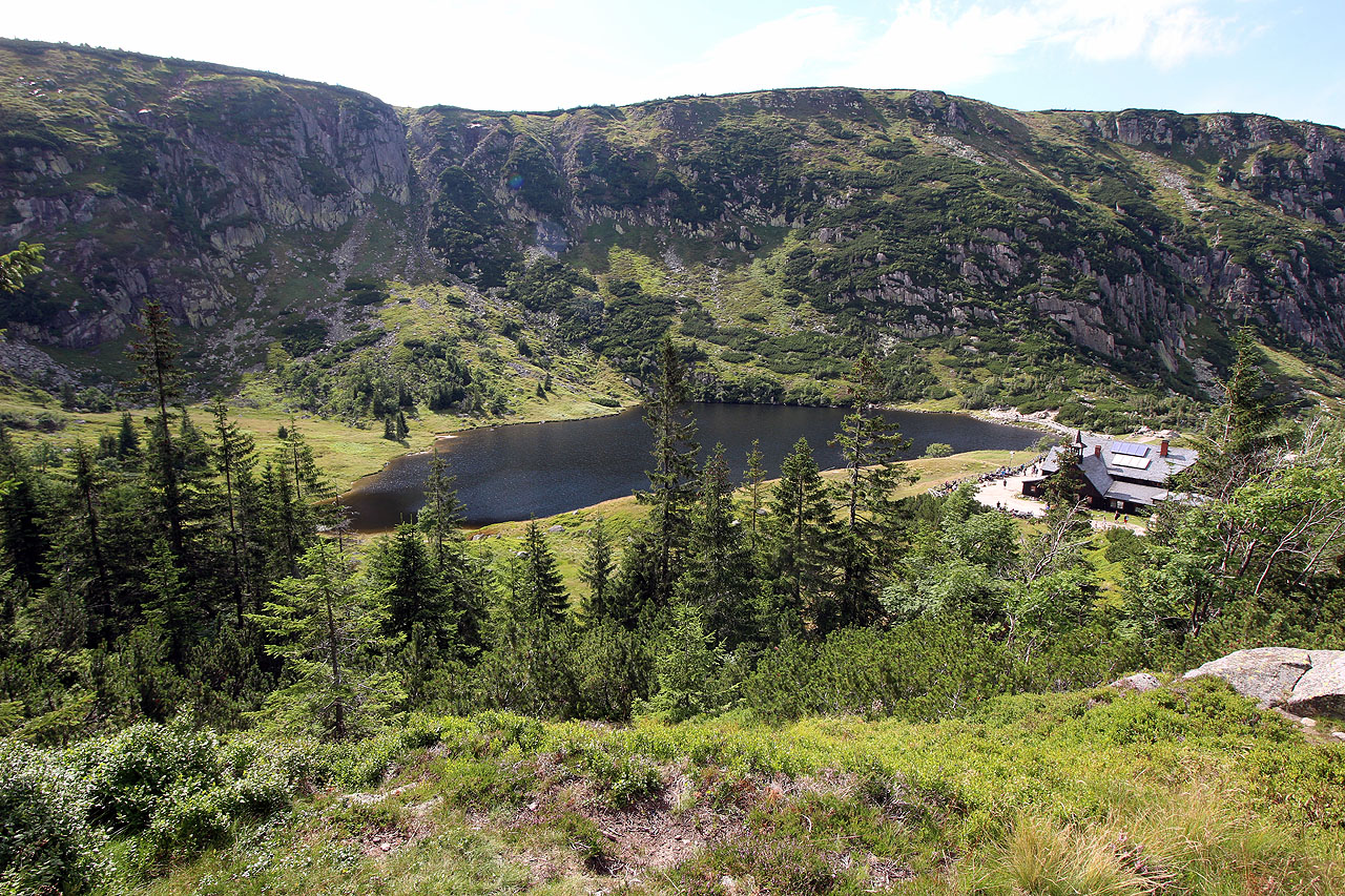 Jezero Mały Staw je pod hřebenem krásné, ale najít tu místo na sednutí je problém. Je tu skutečně přelidněno, už abychom byli dole.