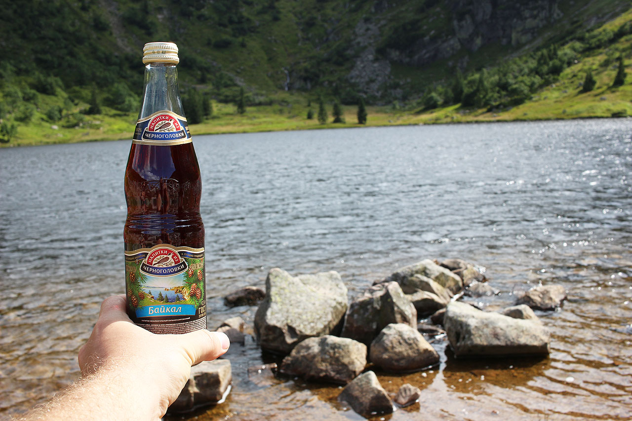 Na břeh jezera jsem si schovával gourmexový klenot dne: ruskou limonádu Байкал s příchutí borových šišek.