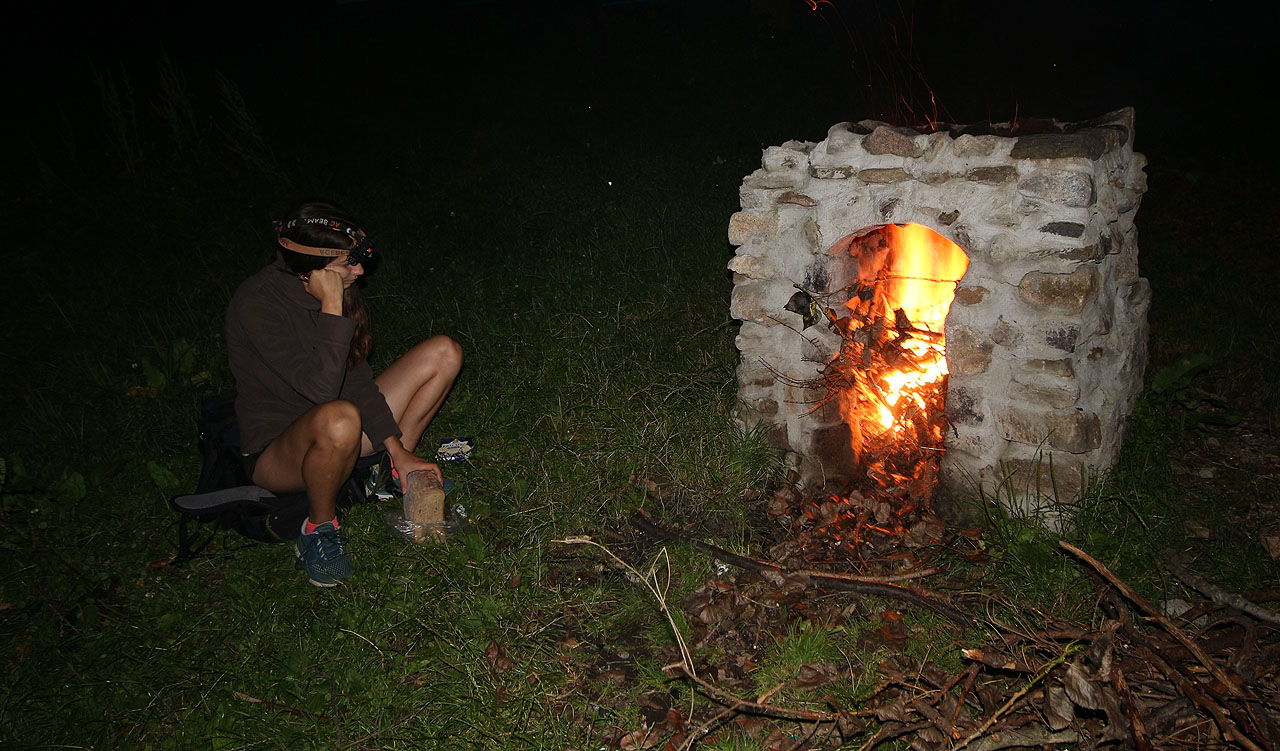 Soumrak nás zastihl na kraji lesa nad Kowary. U přístřešku s děravou střechou jsme si rozdělali oheň v grilu připomínajícím vysokou pec a když přišla paní s dětmi z města, podívat se na neobvyklou návštěvu, česko-polsky jsme probrali politickou situaci ve střední Evropě, problémy s covidem i naši večeři.