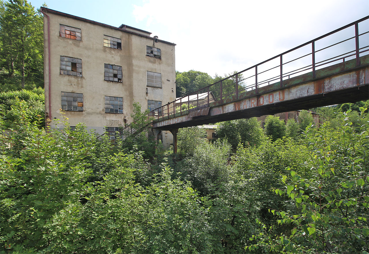 Snad náhoda nám postavila do cesty komplex na zpracovaání uranových rud, označený v 50 létech poněkud tajemně R1. Tady, vysoko v horách, těžili Poláci uran na výrobu sovětských jaderných bomb…