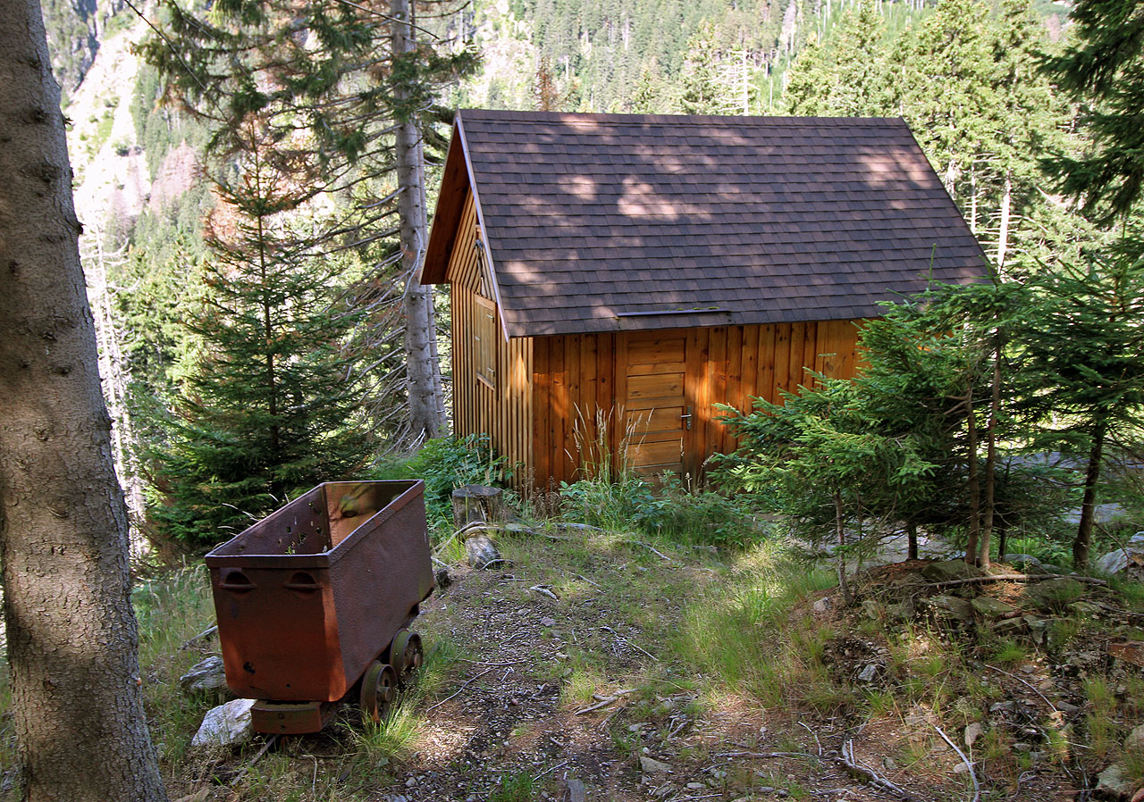 Nebyla by to akce s Jitkou, kdyby se už během prvních několika desítek minut nezvrhla směrem k dolům a štolám. Přímo na úbočí nejvyšší české hory jsme tak zcela nenáhodou narazili na jekyňářskou chatu s malebným huntem.