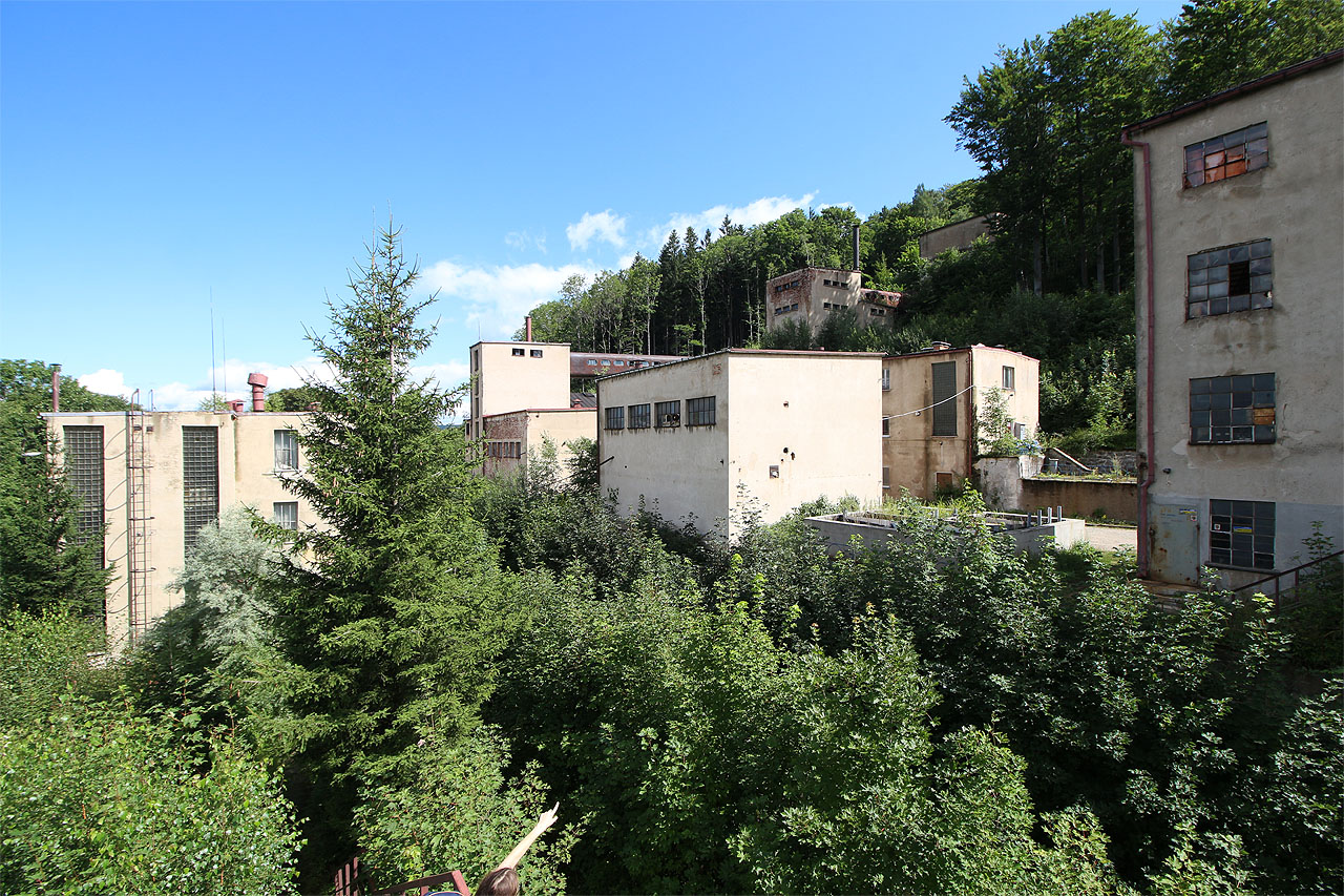 Dnes je tu pusto, ticho a budovy vzpínající se nad kolejí v prudkém svahu působí jako z nějakého tajemného sci-fi románu.