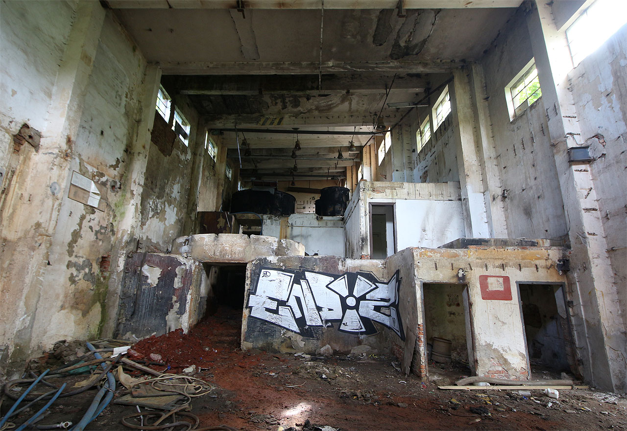 Do některých budov lze nahlédnout i dovnitř. Vydalo by to tu na celodenní průzkum, ale my potřebujeme překonat světlo zavčasu, abychom se ještě dostali do nedělní půlnoci domů.