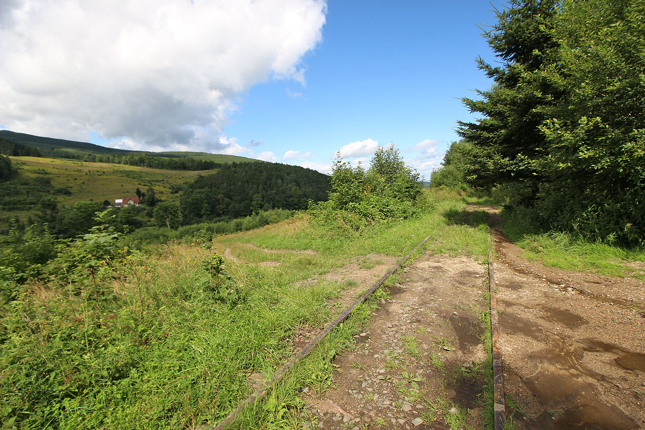 Kolej se nad Kowary šplhá po úbočí hor romanticky odvážným způsobem do sedla.