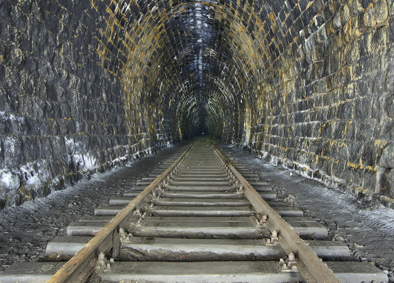 V tunelu ale zatím zůstávají. <a href="/Tema/Ogorzelecký tunel">Ogorzelecký tunel</a> je dlouhý 1027 a v roce 2021 byl osmým nejdelším v Polsku.