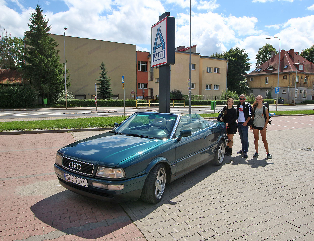 V Ogorzelci, hned za tunelem, se podařilo holkám stopnout tohoto jezdce s kabrioletem, který nás ochotně svezl rychlostí tak velkou, až nám vlály vlasy.