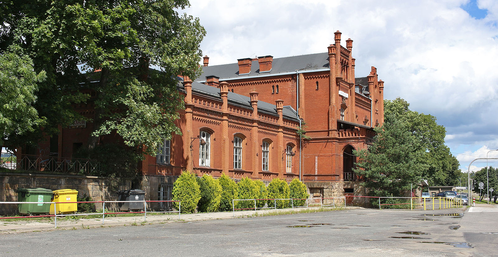 Nádraží v Kamienné Góře je prusky krásné. Dříve neslo název Landeshut in Schlesien, díky čemuž se městu česky říkalo také Lanžhot. Na Kamenné Hoře se dnes shodneme s Poláky mnohem lépe.