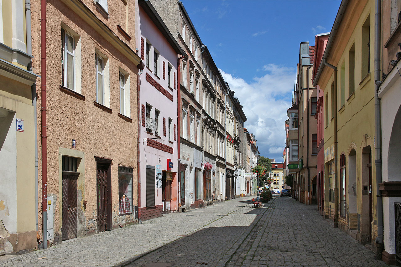 Uličky v Kamenné Hoře v sobě mají i přes poměrně vysokou opravenost a uklizenost pořád cosi z rozervané povahy polských Sudet. Kouzlo chudého konce 20. století už ale značně vyprchalo.