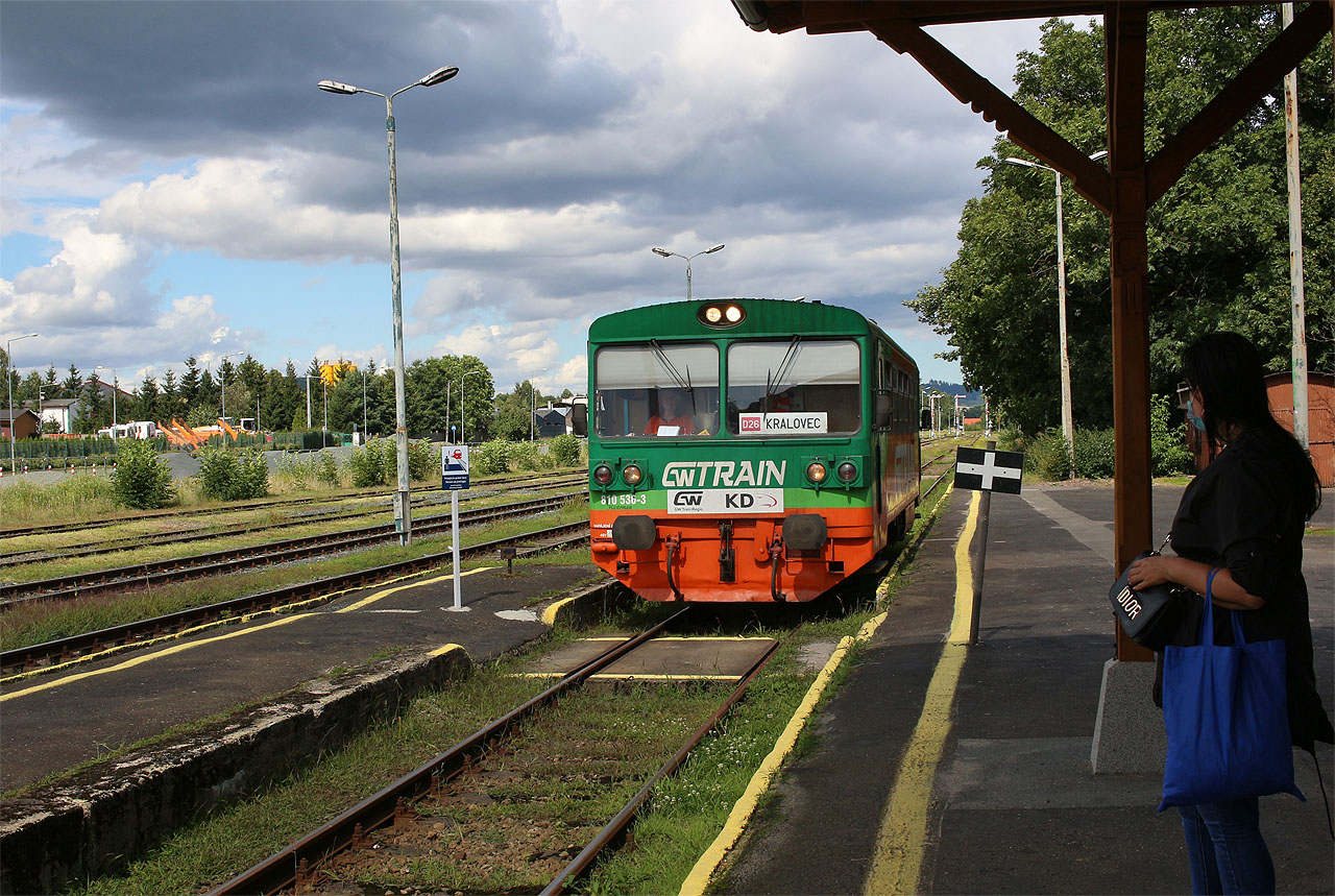 To český motorák řady 810 má v sobě z chudých 80. i 90. let pořád ještě hodně. Vzhledem i výkonem.