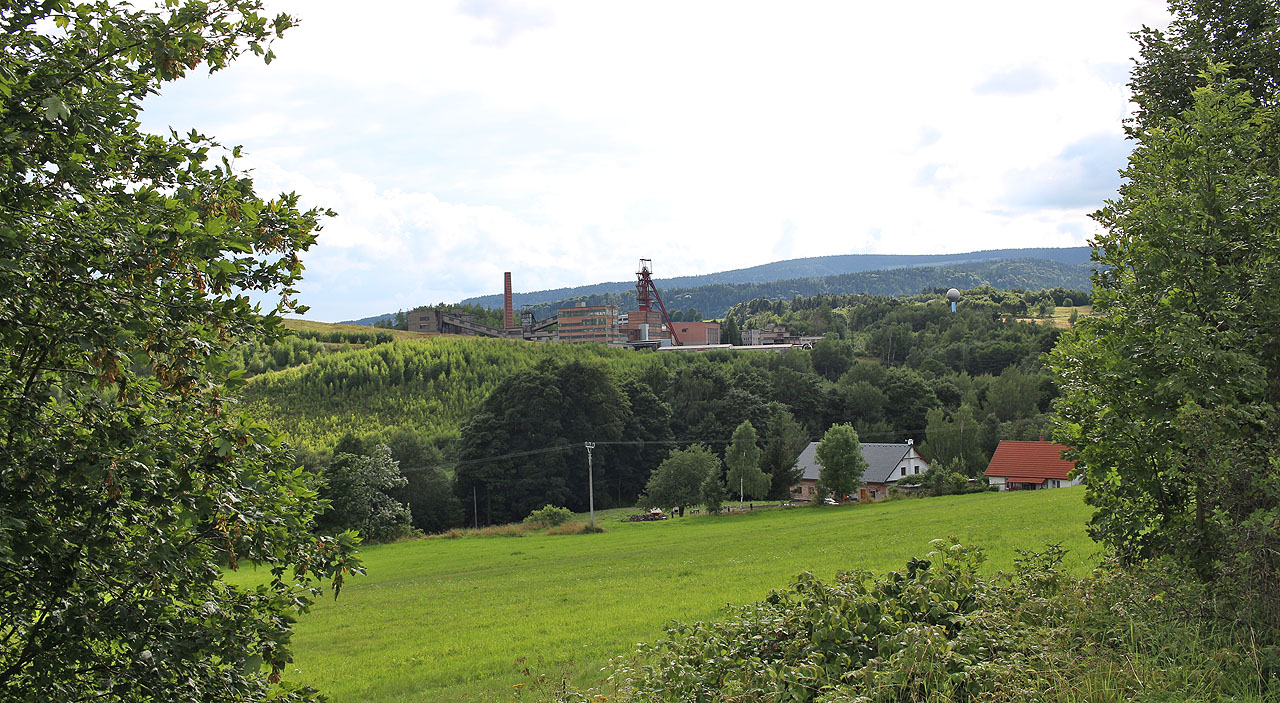 A loučíme se pohledem na žacléřské doly. Století uhlí a páry skončilo, z dolů je muzeum, železnice bude zrušena a po okolí se rozlézají solární elektrárny a pilíře dálničního mostu.