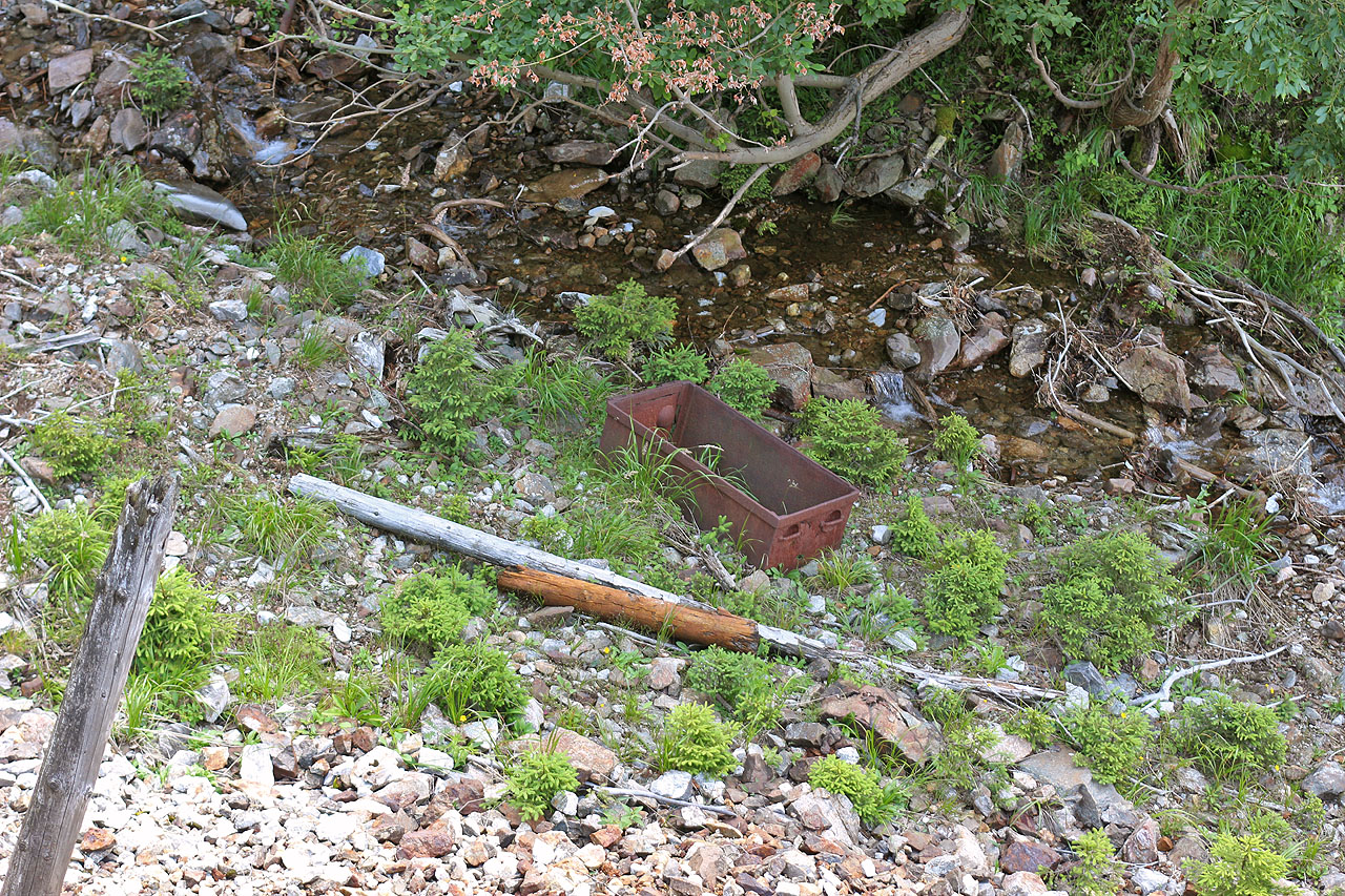 Kusy kolejí a rezivějící úzkorozchodné vzíky mě potěšily neméně než drsná horská příroda Rudné rokle.