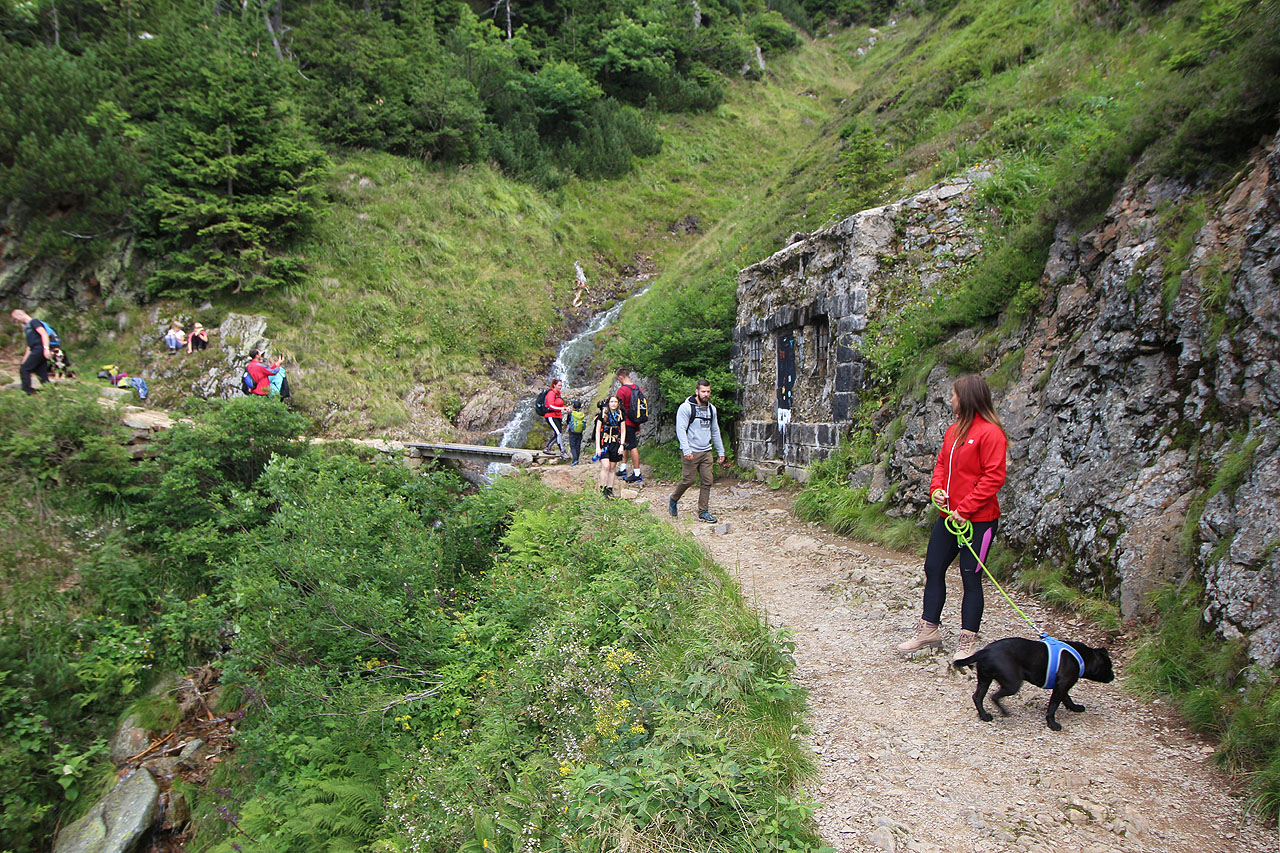 Zpátky na pěší trase, Kavinově cestě. Člověk tu jde vpodstatě v dlouhé frontě turistů.