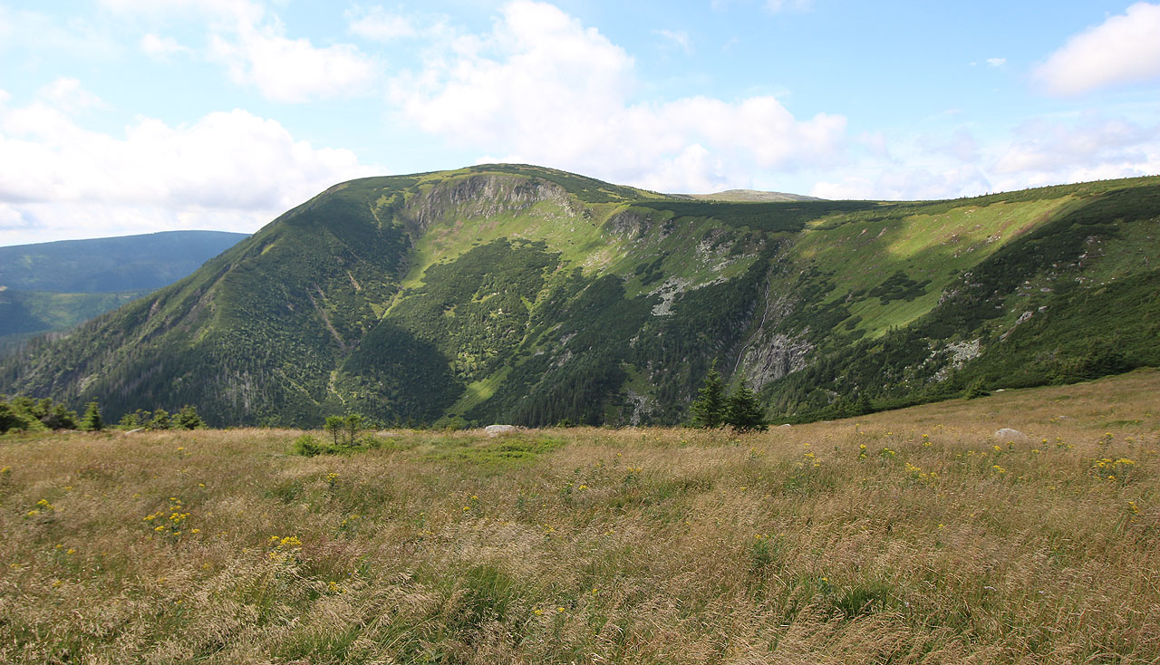 První pohledy z výstupu, Studniční hora a Krakonošova zahrádka.