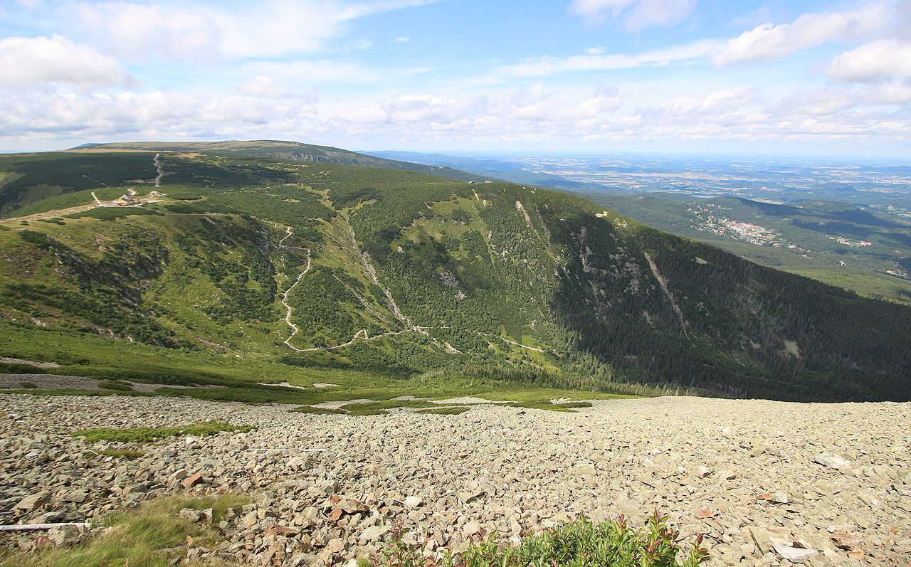 A první pohledy přes hřeben na polskou stranu: Kopa a Kocioł Łomniczki. V dálce vesnice Borowice.