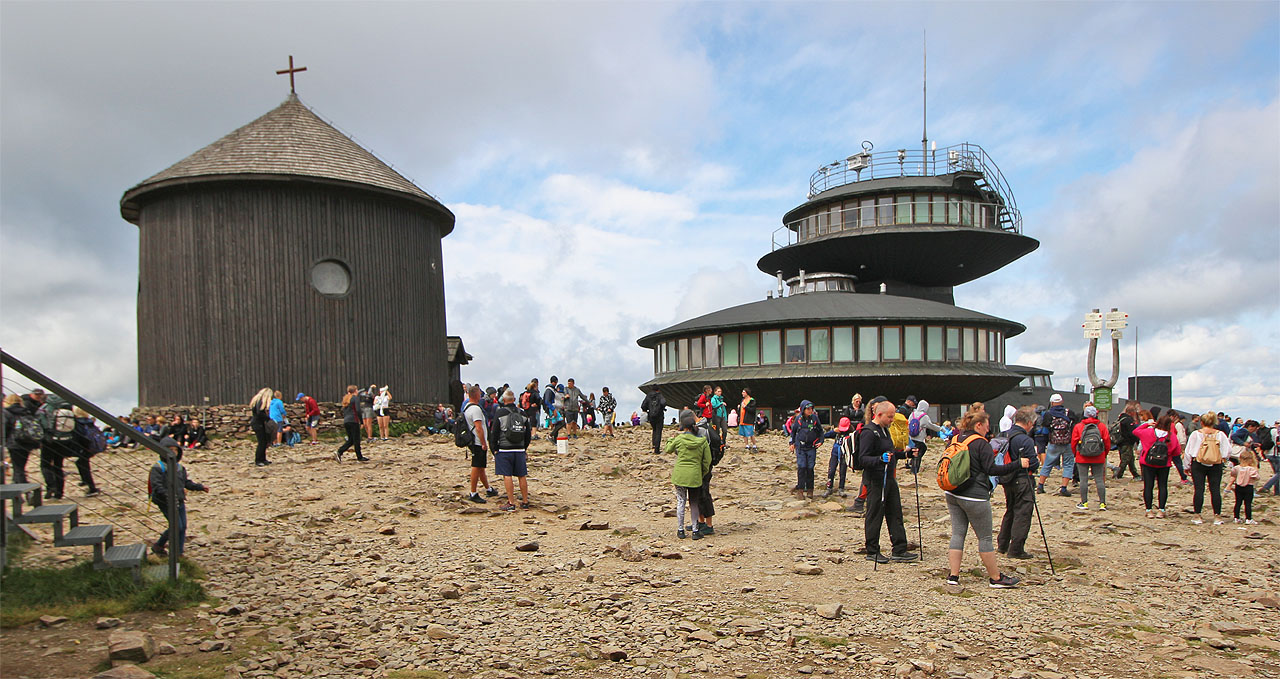 Zatímco Poláci vsadili na kruhové tvary a kromě strohé dřevěné rotundy postavili v roce 1974 známé a podle některých kontroverzní ufo…