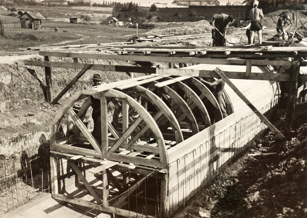 Zaklenutí Ponávky od <a href="/Tema/Brno-Královo Pole (žst)">nádraží v Králově Poli</a> k Lužánkám probíhalo na konci 40. let v rámci poválečné obnovy státu. Na historických fotkách nás kromě samotné technologie zaujala spleň úzkokolejných drážek používaných k přivážení surovin k míchačkám, rozvážení betonu po staveništi, ale na některých snímcích to vypadá, že i k převozu vypěstované zeleniny z okolních polí do zahradnictví!