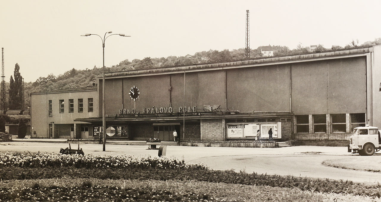 V roce 2024 padla budova <a href="/Tema/Brno-Královo Pole (žst)">nádraží v Králově Poli</a>. Na nedatovaném snímku asi ze 70. let 20. století už není nová, ale ještě vypadá vcelku zachovale (a před ní nevede dálnice).