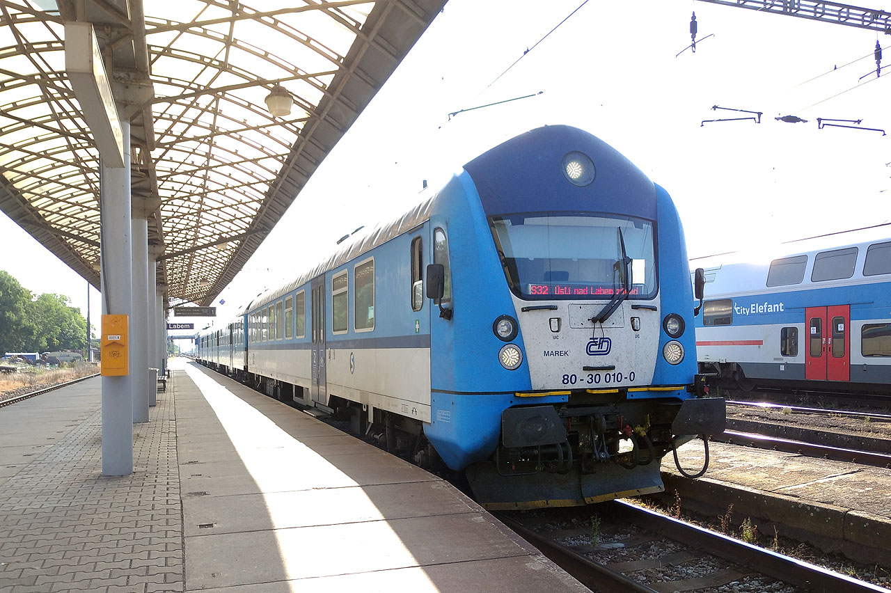 V <a href="/Tema/Lysá nad Labem">Lysé nad Labem</a> mají nástupiště s průhlednou střechou a pod ní dovádí sysel Marek.