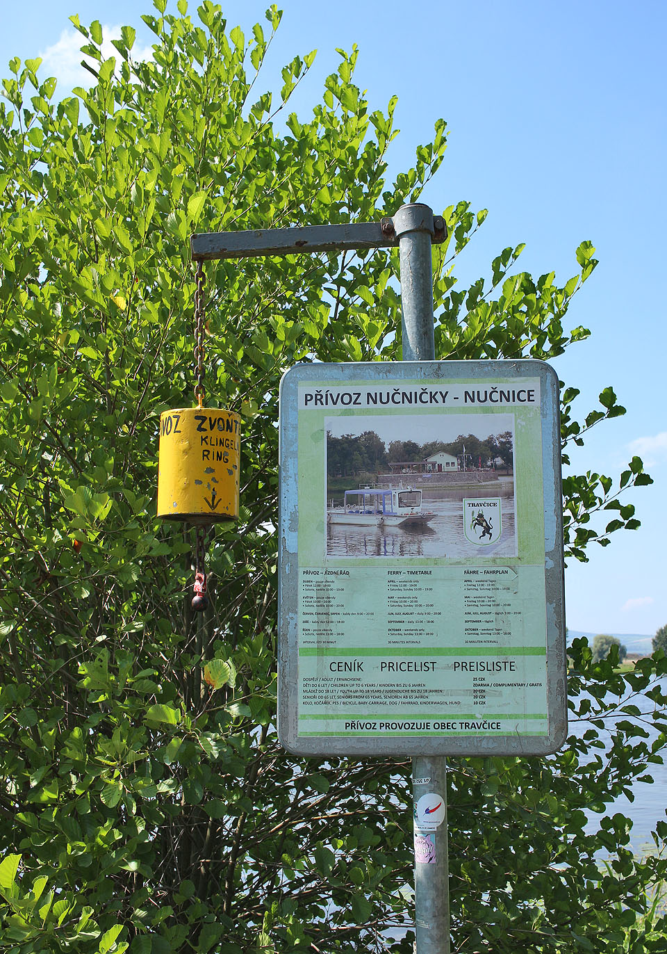 Nejkratší cesta z <a href="/Tema/Hoštka">Hoštky</a> do <a href="/Tema/Terezín (ORP Litoměřice)">Terezína</a> vede přes labe mezi Nučicemi a Nučičkami. Máme štěstí, že je tu přívoz. Z Nušic, které jsou dnes součástí <a href="/Tema/Křešice">Křešic</a> do Nučiček, které patří k <a href="/Tema/Travčice">Travčicícm</a> jsme se svezli lodí.