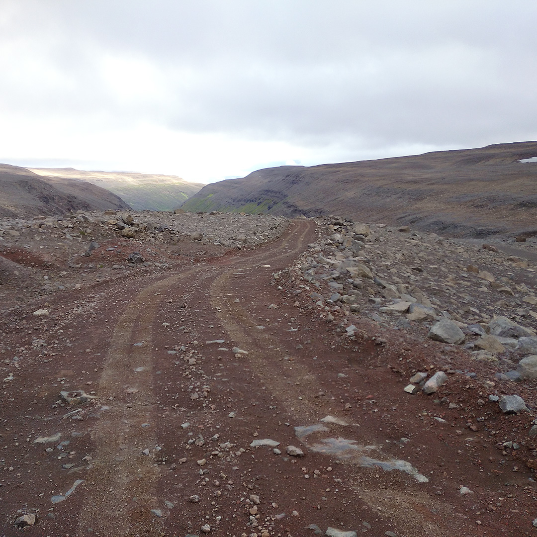 Na pohled idylka, ale sedlo ve výšce 900 m, do kterého jsme vystoupali od moře, nás nepříjemně překvapilo prudkým větrem plným písku, vanoucím přímo proti nám. Následující týden půjdeme už jen z kopce a proti větru. V zákrytu tak, aby Doubravka šla v mém závětří, v náklonu proti větru, čepicemi přes uši a pohledem upřeným do země,, aby se nám kamínky nezapichovaly do očí. Doubravce neustávající příval jemného štěrku proděravěl kalhoty, moje bunda z Odevných závodů Trenčín ale vydržela.
