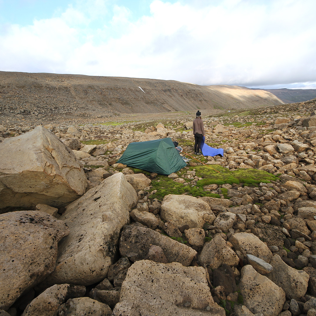 Ráno pátého dne. Ještě je tu troška mechu, snažíme si zapamatovat, jak vypadá zelená barva.