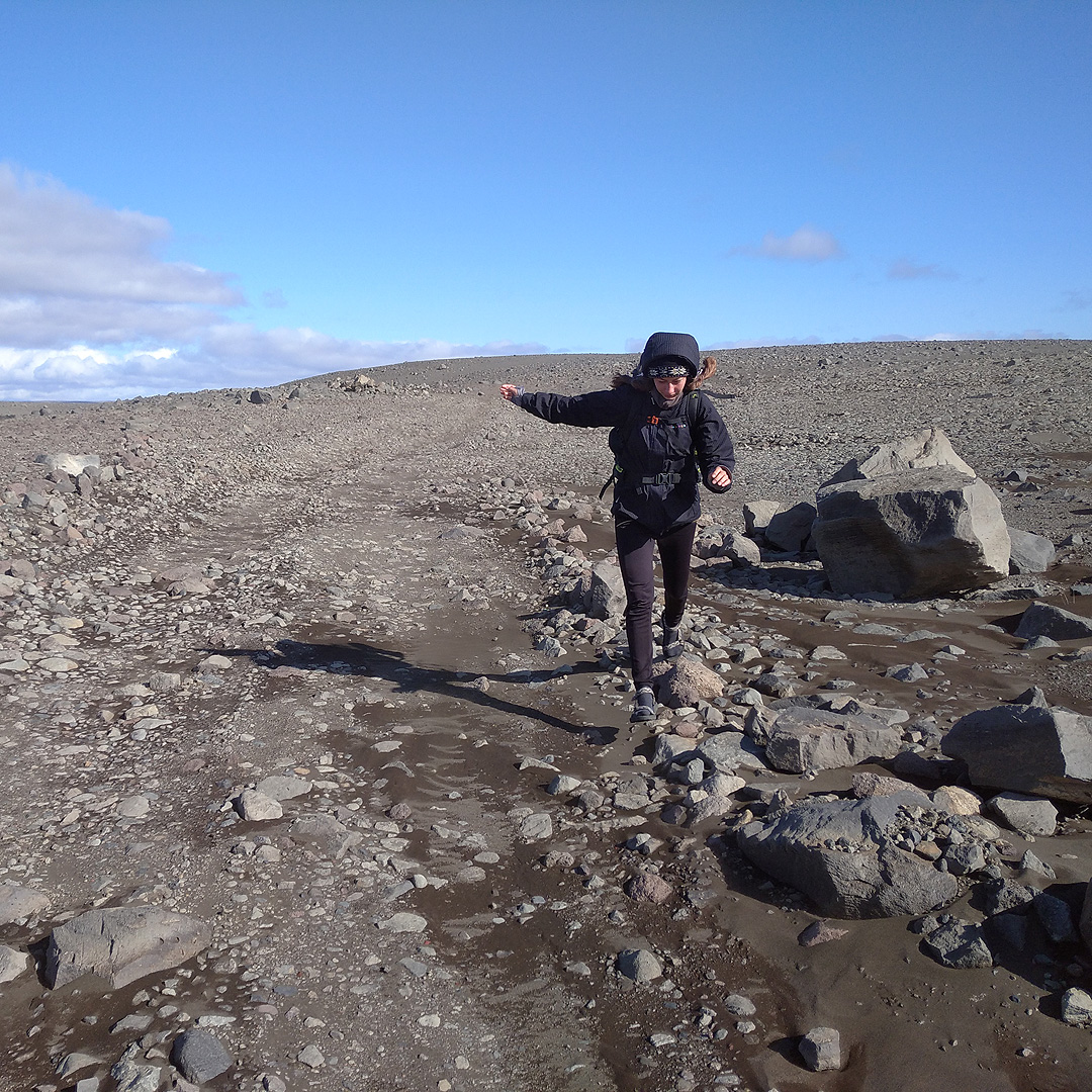 Příštích pár dní jdeme jen přes kamenité pláně. Doubravka plachtí z kamene na kámen v jedinou chvíli, kdy jsme na Cestě mrtvých koní spatřili slunce. Solární nabíječka, kterou jsem nesl, byla víceméně k neužitku.