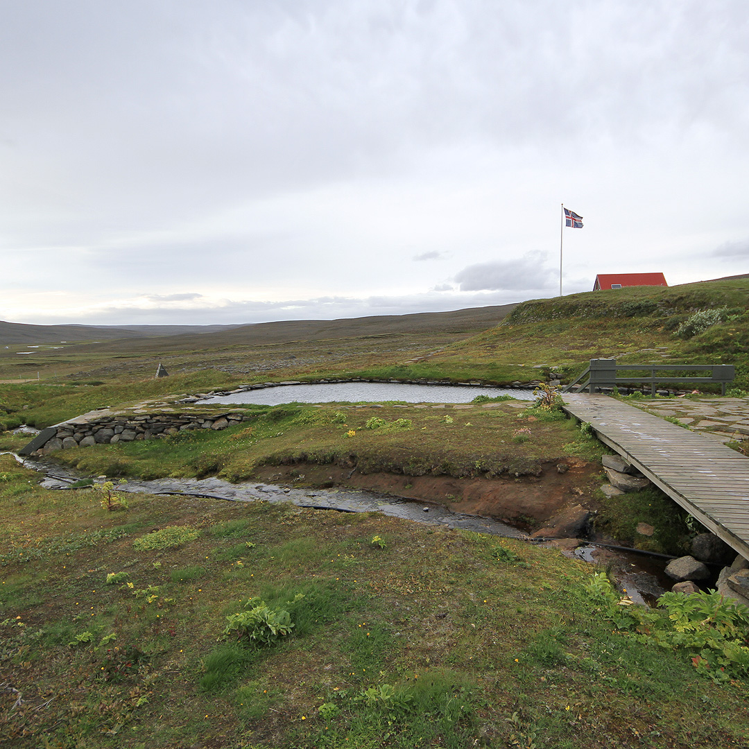 K večeru pátého dnes jsme dospěli k první horské chatě. Starší strážkyně národního parku v pleteném svetru nám prodala Pepsi (bez cukru!) a dovolila se za symbolický příspěvek vykoupat v horkém prameni. Prý až sem ve středověku utíkali lidé z nížin, aby přežili morové epidemie na pobřeží.