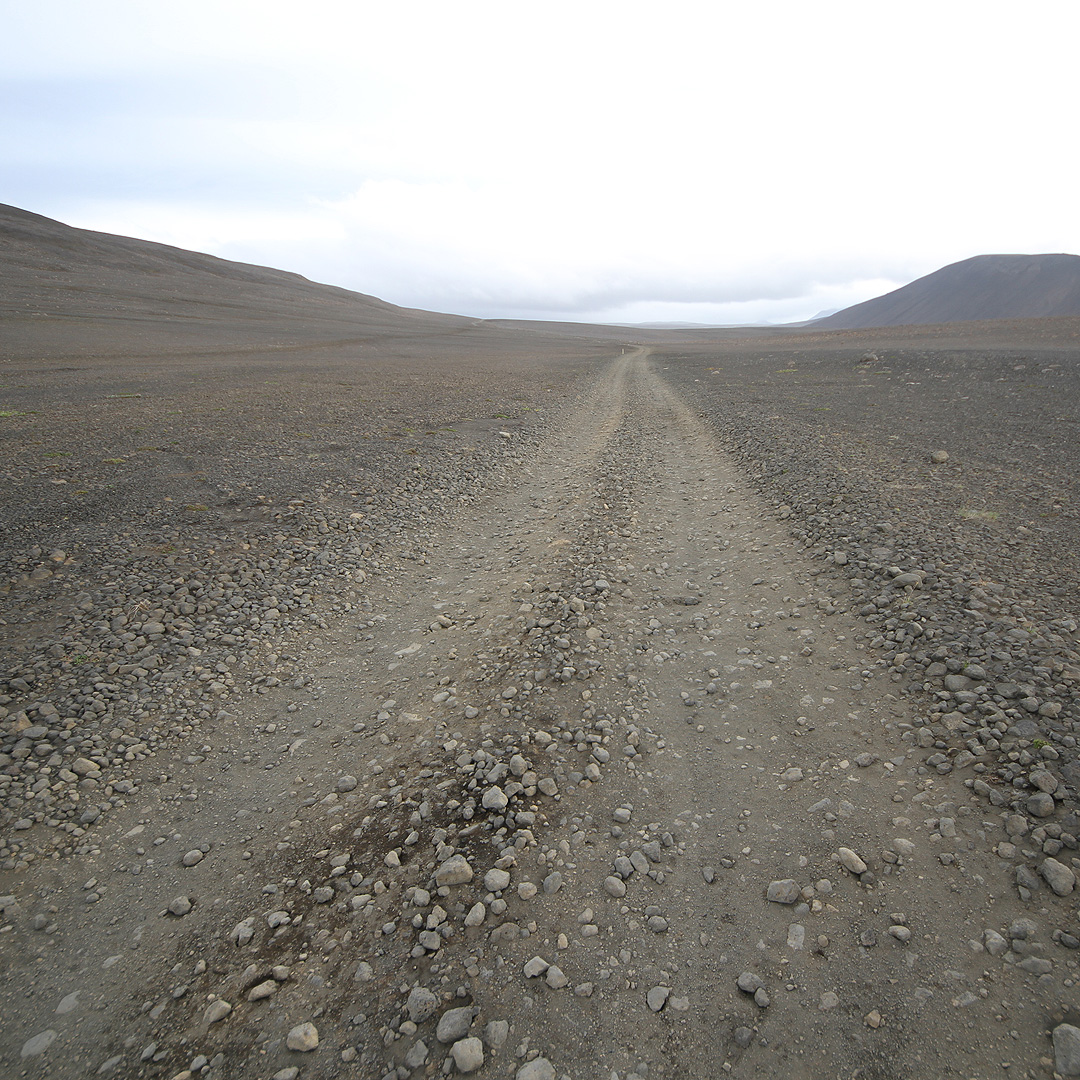 Pravidelný obrázek našich dní. Takový krásný výhled jsme měli, když zrovna nepršelo a my se odvážili na chvíli zvednout hlavu, abychom viděli, kam nás vede cesta. Ovšem za cenu černých slz, které nám pak tekly z očí.