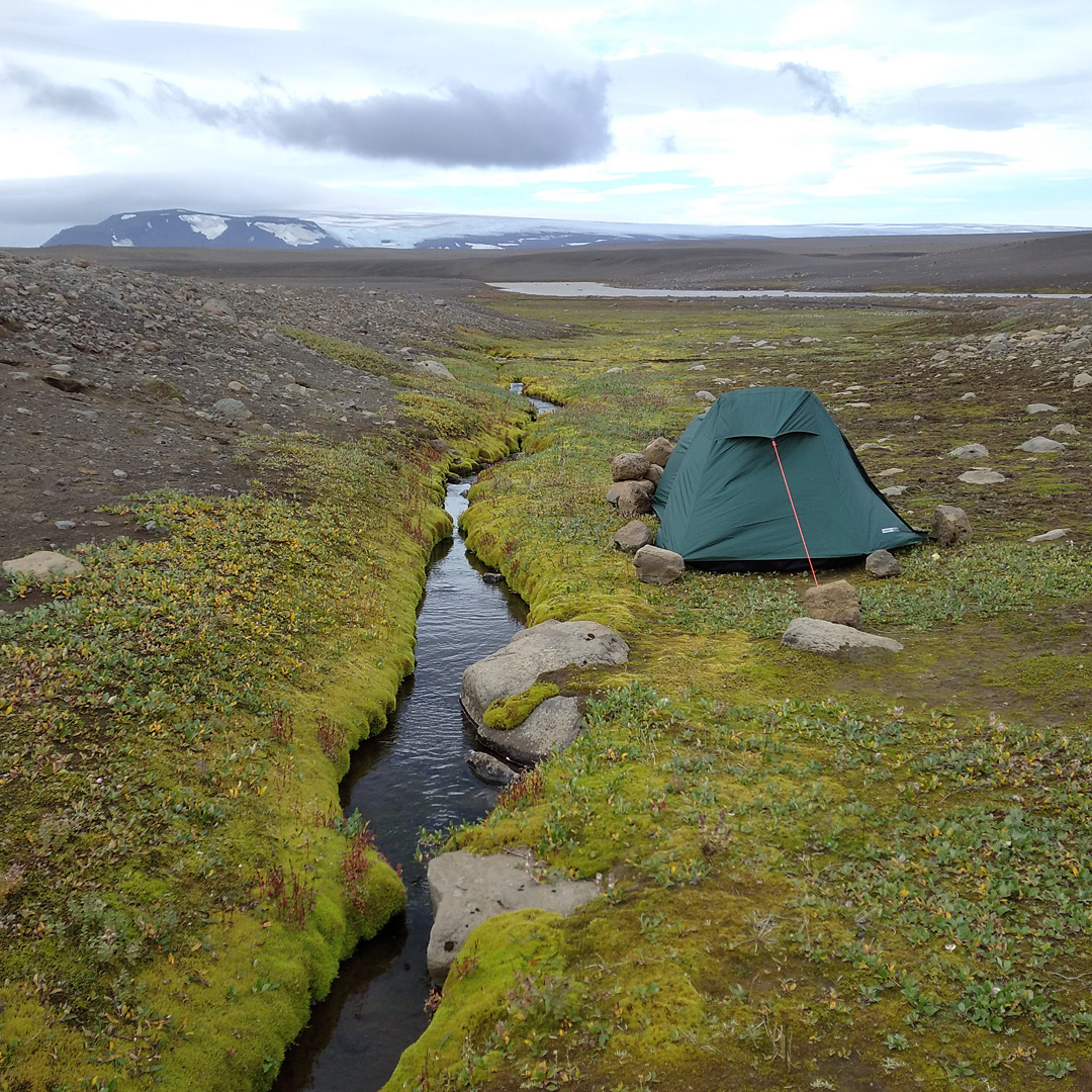 Šestý den jsme na obzoru spatřili ledovec Vatnajökull, který je největším ledovcem na Islandu a druhým největším v Evropě. Jeho zasněžená úbočí září temně azurovou barvou jako by uvnitř ledovce sálalo nějaké mrazivé světlo.