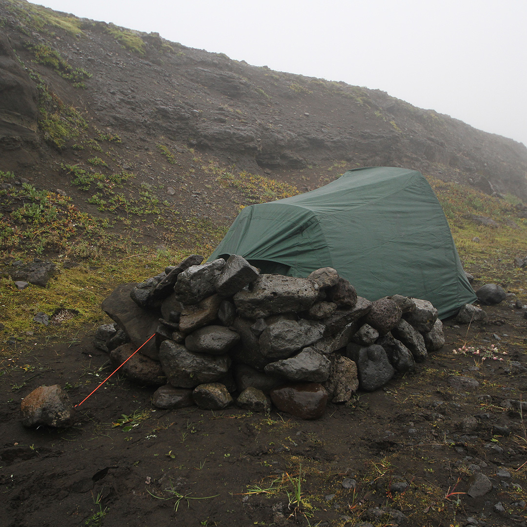 Sedmý den nás zastihl dvoudenní déšť. Sucha ubývalo v oblečení i ve stanu a nakonec jsme byli mokří úplně kompletně. Stan v dešti vibroval tak, že jsem v noci nemohl usnout a musel jsem přemýšlet o těch ubohých koních, co nechtěli žrát mech.