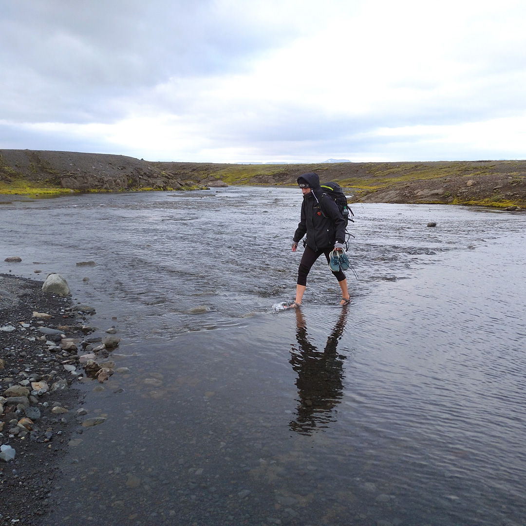 Cesta přes Island byla poměrně fádní. Jediným vzrušením byly dvě až tři řeky, které jsme museli denně překračovat. Naštěstí bordy nebyly hluboké. Podle teploty člověk ihned poznal, jestli je řeka dešťová nebo ledovcová, v těch nohy bolely chladem.